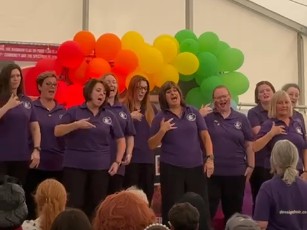 https://deesignchoir.co.uk/wp-content/uploads/2025/08/Dee-Sign-Choir-performing-Its-My-Life-by-BonJovi-at-Chester-Pride.jpg